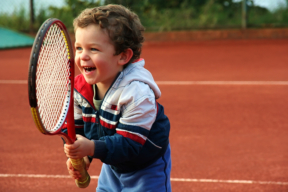 enfant-raquette-de-tennis