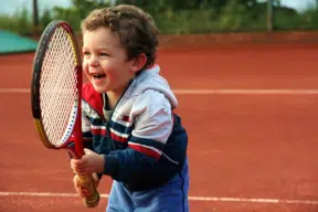 enfant-raquette-de-tennis