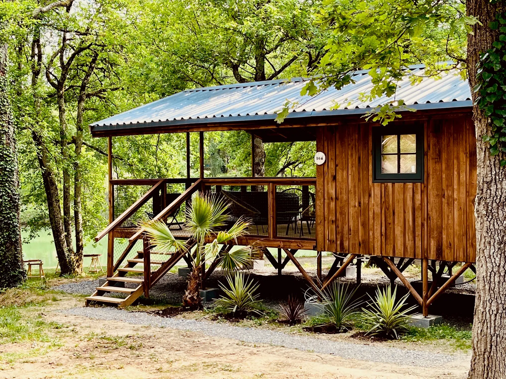 cabane-bobo-devanture-terrasse-escaliers