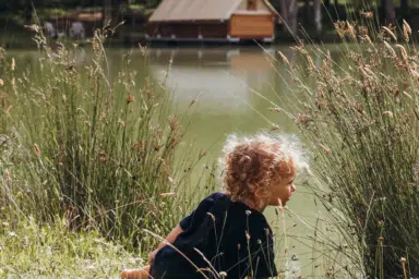 enfant-lac-cabane-qui flotte