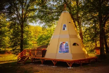 tipi-heureux-vue-exterieure