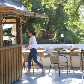 serveuse-restaurant-whakalodge