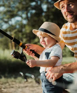 un-garcon-qui-peche-avec-son-pere