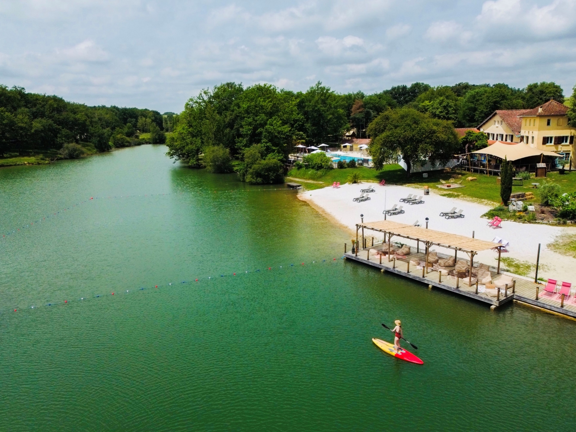Hotel écolodge avec lac de baignade, piscine et restaurant à 1 heure de Toulouse